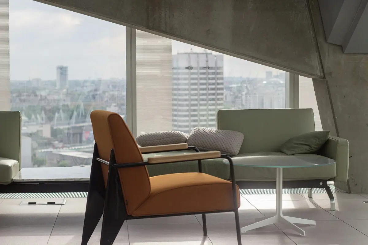 Sillón y sofá junto a una ventana en una consulta tranquila
